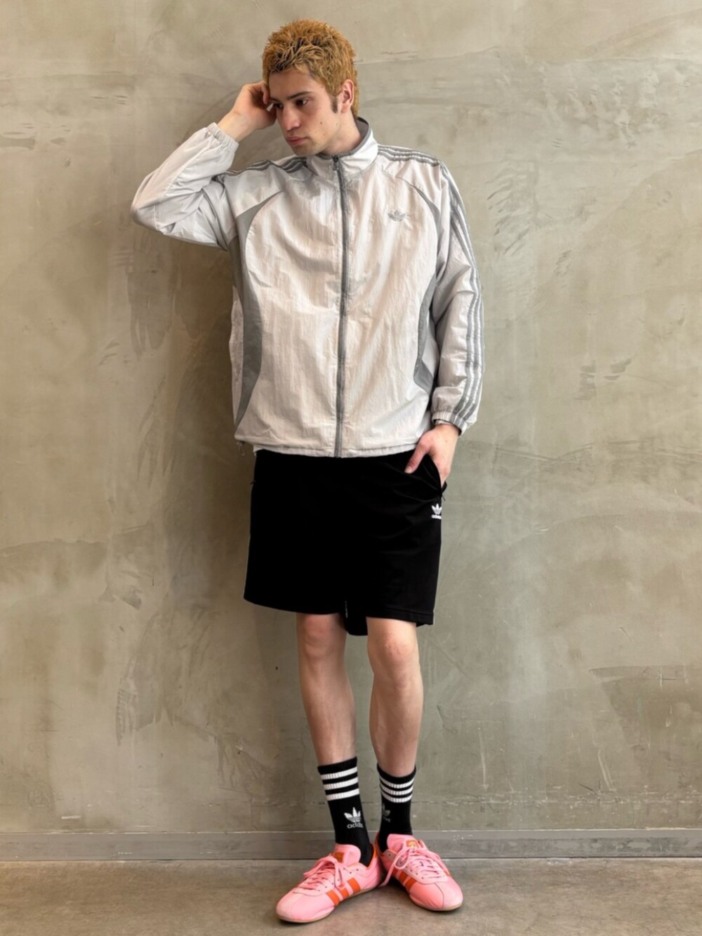 「adidas、adidas originals、アディダス、アディダスオリジナルス、スニーカー、ジャージ、アディカラー、ショーツ、チームガイスト、TOKYO、lowprofile」｜「adidasのアディカラーファイヤーバードショーツ / ハーフパンツ / アディダスオリジナルス adidas Originals（その他パンツ、ブラック系）」を使った、JNさん（メンズ・195cm）の夏コーディネートの1枚目の写真