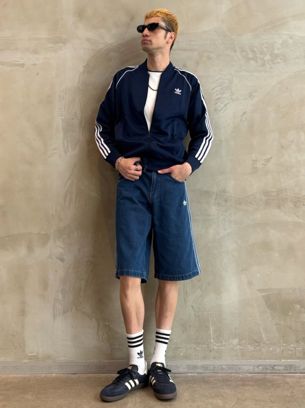ブルー系のその他パンツ、ブルー系のジャージ、ブルー系のスニーカーを着用したメンズの夏コーディネートの1枚目の写真
