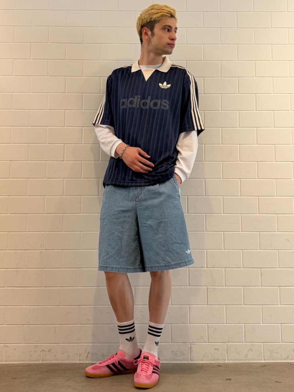 ブルー系のTシャツ/カットソー、ピンク系のスニーカー、ブルー系のデニムパンツを着用したメンズの夏コーディネートの1枚目の写真