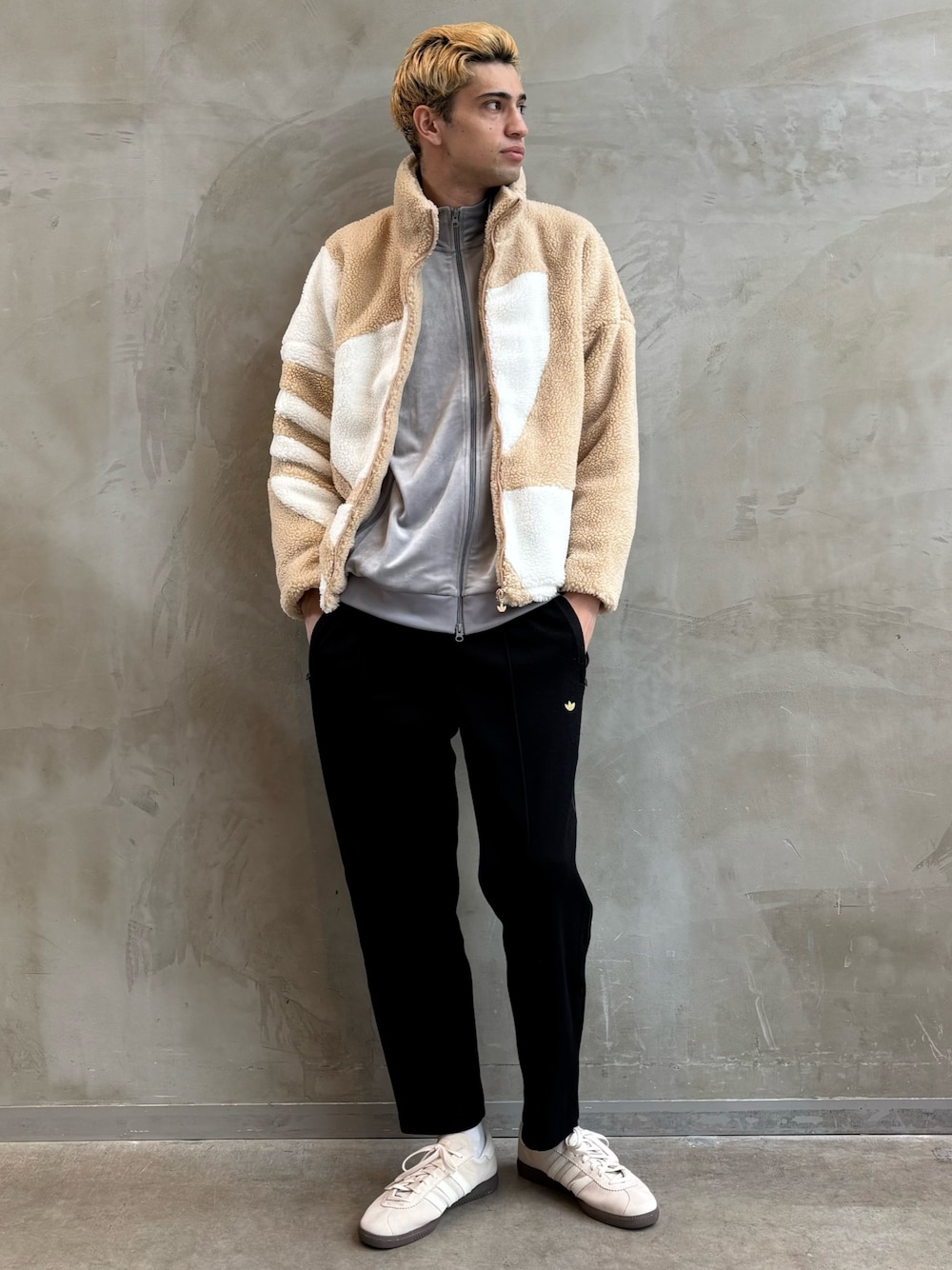 ブラック系のその他パンツ、グレー系のジャージ、ベージュ系のブルゾンを着用したメンズの秋コーディネートの1枚目の写真
