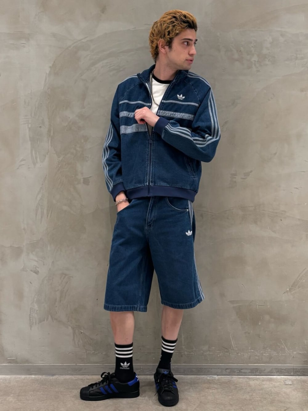 adidas★アディカラー ファースト ブルー デニム トラックトップ adidas（アディダス）の「adidas アディカラー ファーストブルー