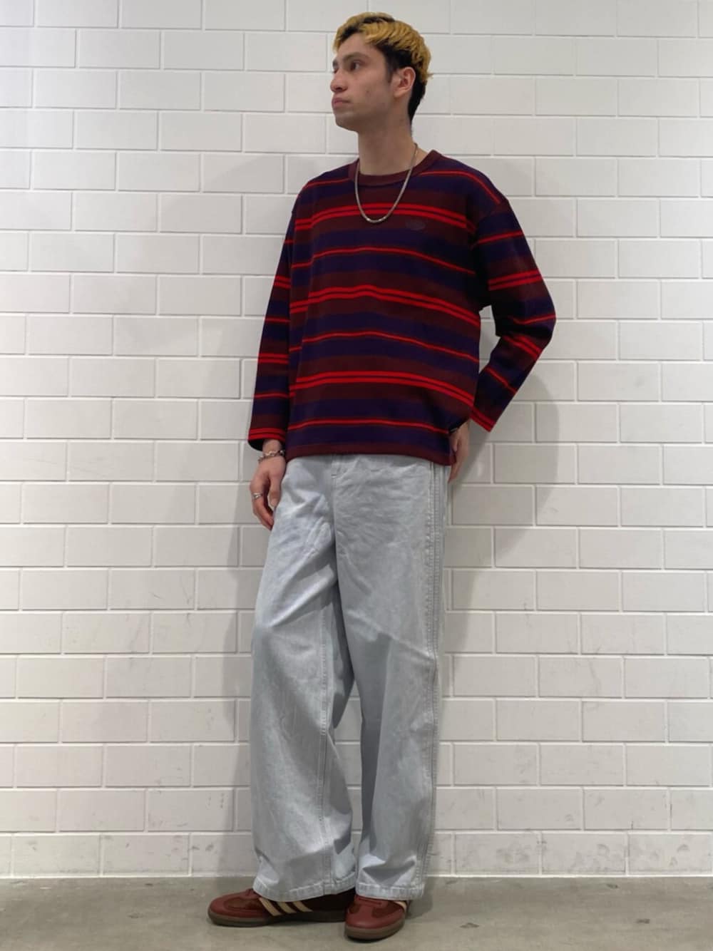 ブラウン系のスニーカー、レッド系のTシャツ/カットソー、ブルー系のその他パンツを着用したメンズの冬コーディネートの1枚目の写真