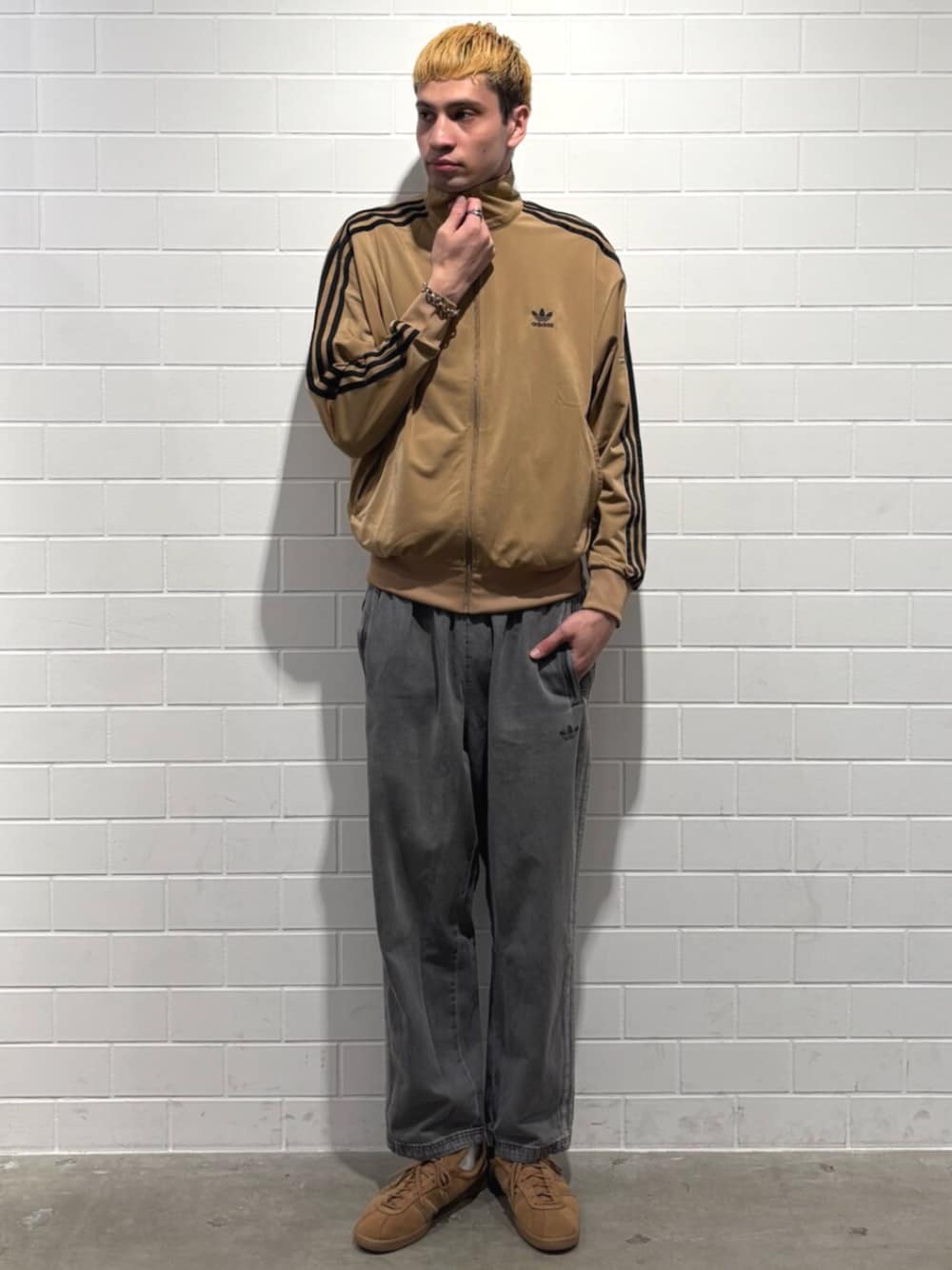タバコ / Tobacco、アディダス アディカラー ルーズ トラックパンツ