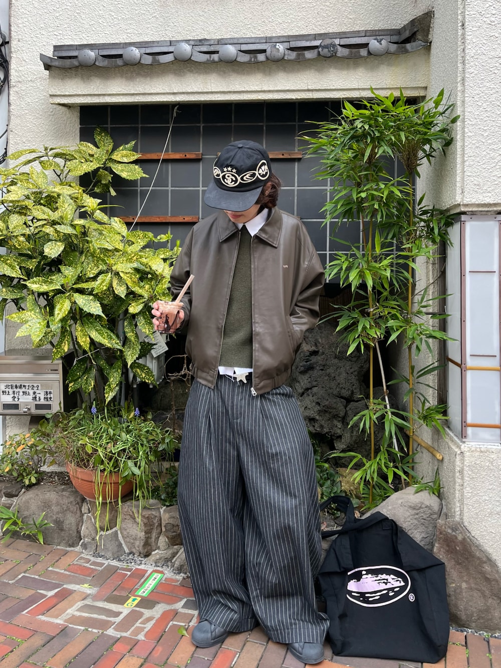 「スラックス、休日コーデ、スニーカー、キャップ、韓国ファッション、ストリート、ストリートコーデ、デートコーデ、大人コーデ、ブラックコーデ、カジュアルコーデ、大人カジュアル、メンズコーデ、ストリートシック」｜「scuffersのアイテム（キャップ、ブラック系）」を使った、おさむさん（骨格ストレート・メンズ・173cm）の春コーディネートの1枚目の写真