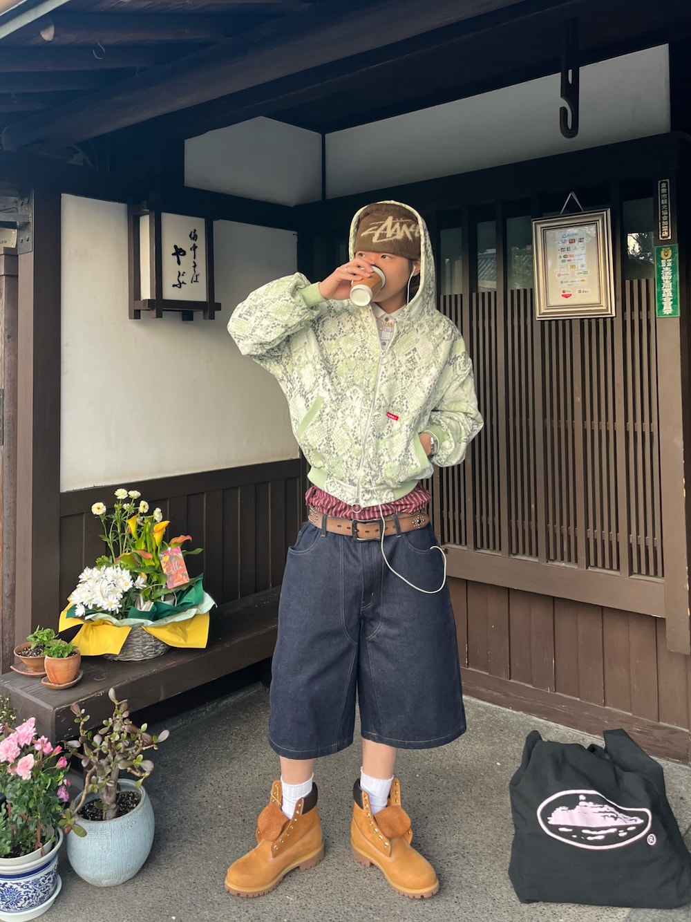 「春めき満開コーデ、ハーフパンツ、春色、デニムコーデ、初春コーデ、ストリートファッション、低身長コーデ」｜「TimberlandのTimberland 6inch Premium Waterproof Boot（ティンバーランド 6インチ プレミアム ウォータープルーフ ブーツ）（ブーツ、イエロー系）」を使った、おさむさん（骨格ストレート・メンズ・173cm）の春コーディネートの1枚目の写真
