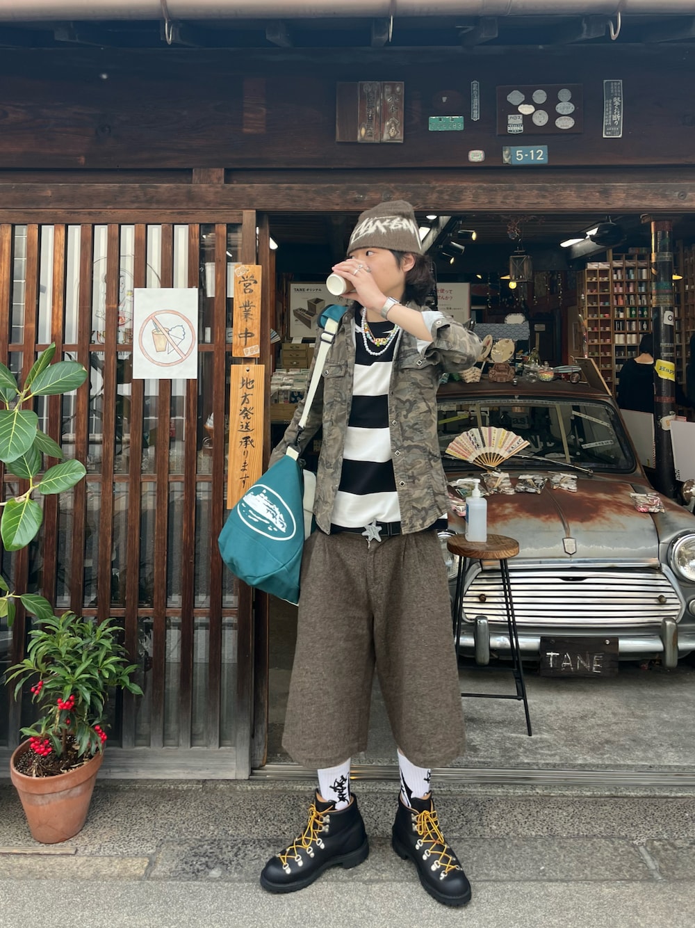 「古着MIX、ストリートコーデ、春服コーデ、シャツスタイル、outfit、ootd、ブーツ」｜「DannerのDanner/ダナー TRAIL FIELDトレイルフィールド トレッキング ビブラムソール ハイカット GORE-TEX（ブーツ、ブラック系）」を使った、おさむさん（骨格ストレート・メンズ・173cm）の春コーディネートの1枚目の写真