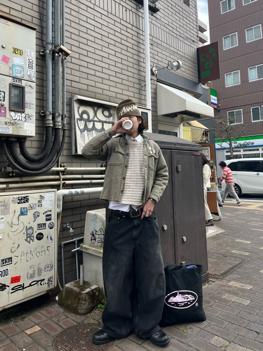 「春めき満開コーデ、シャツスタイル、休日スタイル、古着、レイヤードスタイル、海外系ファッション、ストリートMIX」｜「古着のアイテム（ニット/セーター、ホワイト系）」を使った、おさむさん（骨格ストレート・メンズ・173cm）の春コーディネートの1枚目の写真