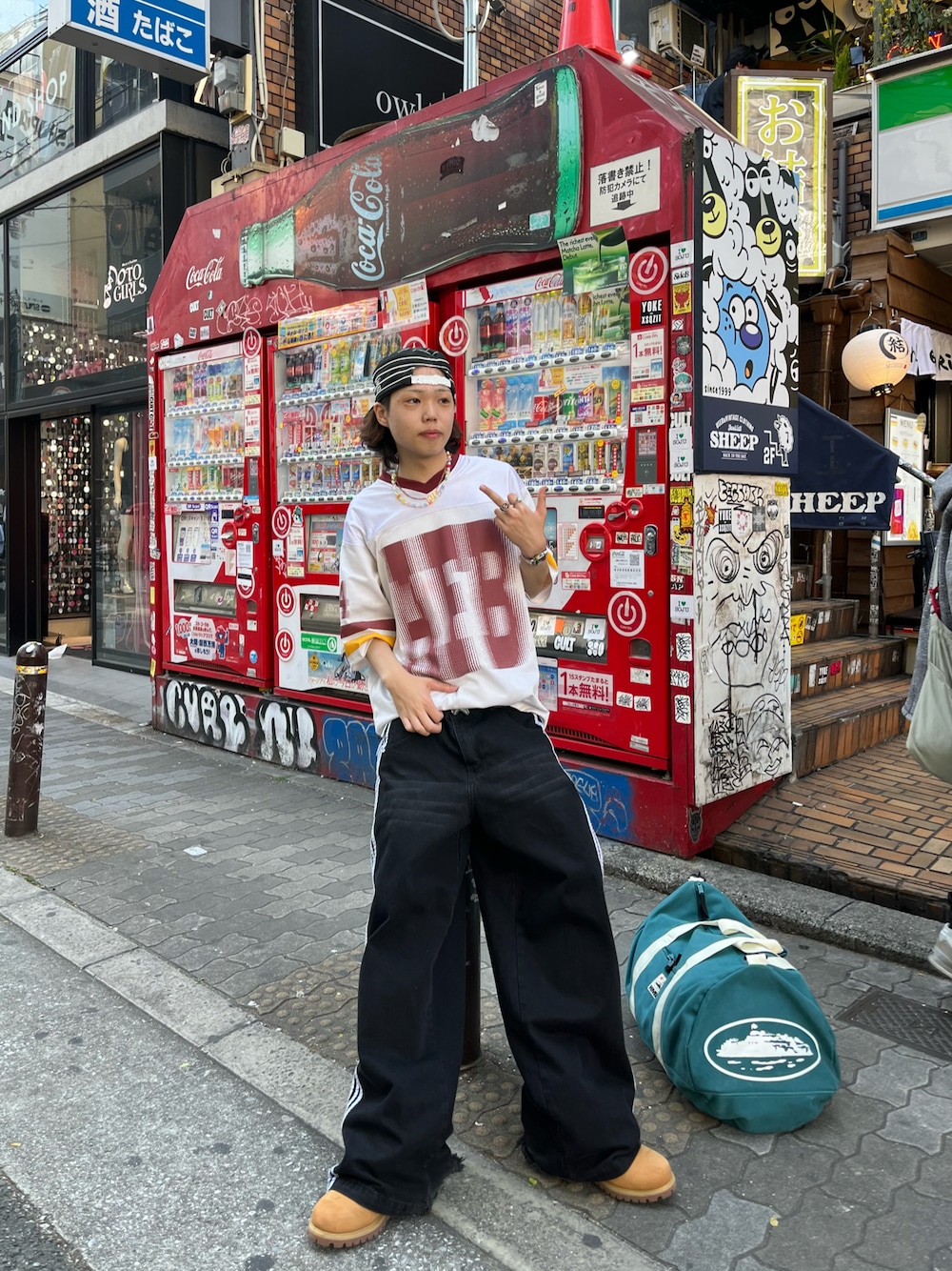 「韓国ファッション、休日コーデ、ストリート、ootd、スニーカーコーデ」｜「HCWのアイテム（デニムパンツ、ブラック系）」を使った、おさむさん（骨格ストレート・メンズ・173cm）の春コーディネートの1枚目の写真