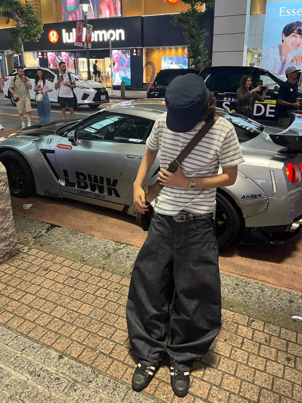 「夏コーデ、白Tシャツ、ショルダーバッグ、スニーカー、ストリートシック、海外系ファッション、ストリート」｜「estudio niksenのアイテム（デニムパンツ、ブラック系）」を使った、おさむさん（骨格ストレート・メンズ・173cm）の夏コーディネートの1枚目の写真