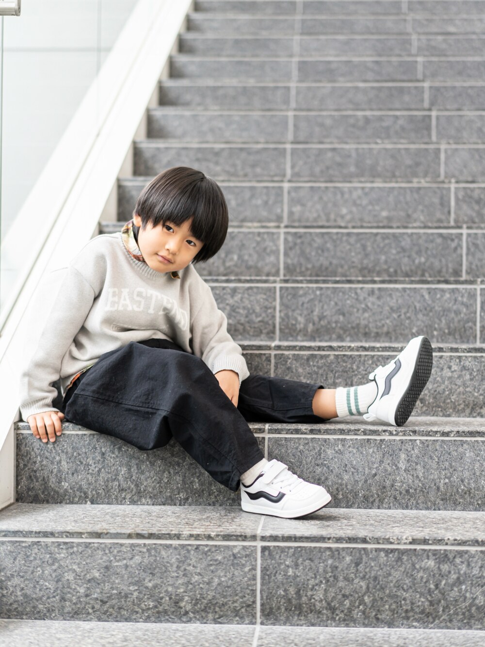「ニット、ABC-MART、スニーカー、キッズコーデ、キッズファッション、男の子、男の子コーデ、イーストエンドハイランダーズ、wolf&rita、EAST END HIGHLANDERS、5歳」｜「EAST END HIGHLANDERSのアイテム（ニット/セーター、グレー系）」を使った、harutogram24さん（キッズ・120cm）の春コーディネートの1枚目の写真