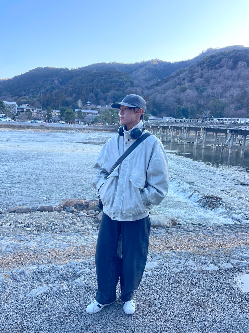 「古着MIX、クレイル、CLEL、adidas、スーパースター、GU、嵐山」｜「GUのアイテム（デニムパンツ、グレー系）」を使った、yusei0814さん（骨格ナチュラル・メンズ・170cm）の春コーディネートの1枚目の写真