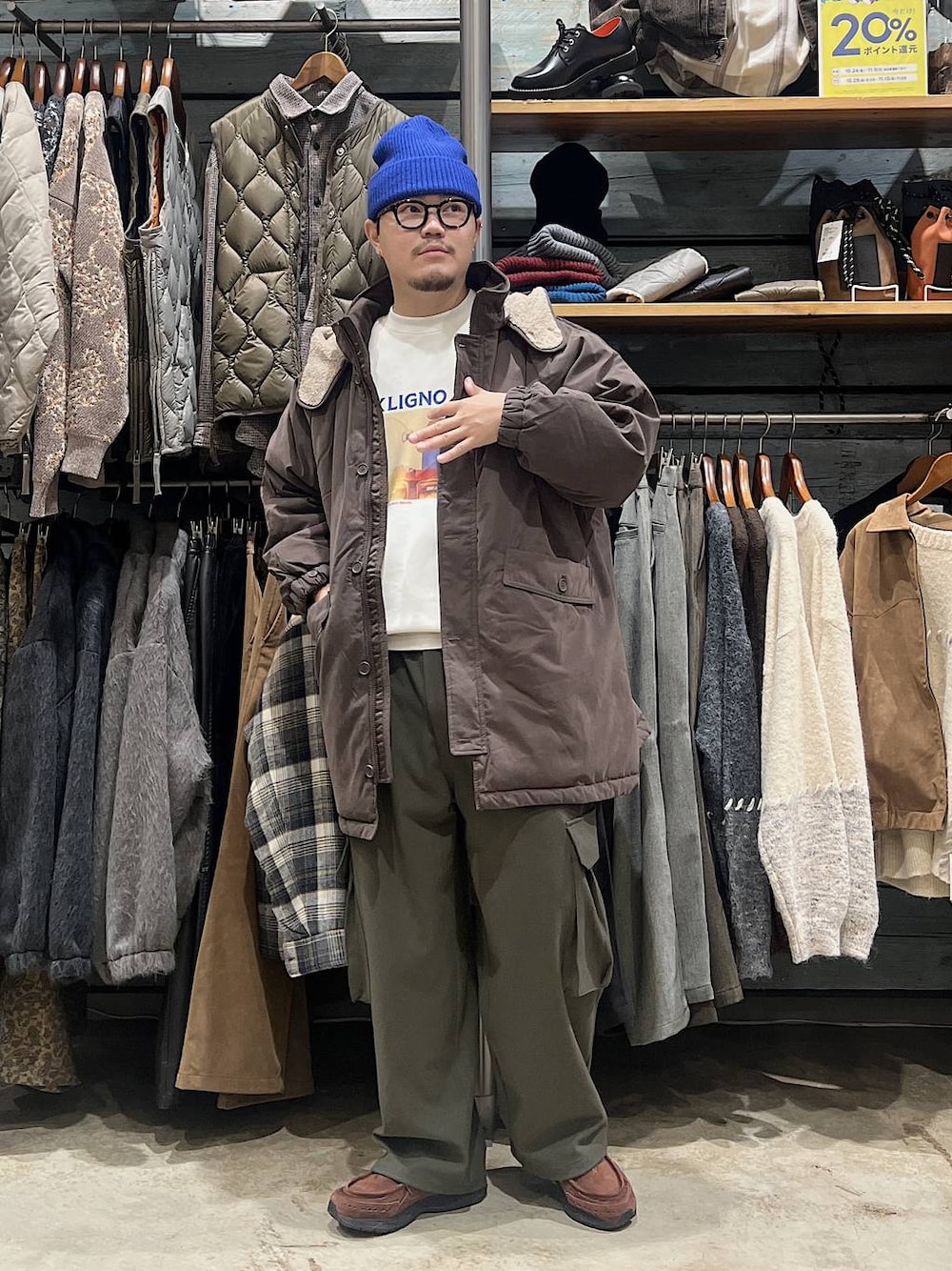 グリーン系のカーゴパンツ、ホワイト系のスウェット、ブルー系のニットキャップ/ビーニーを着用したメンズの秋コーディネートの1枚目の写真