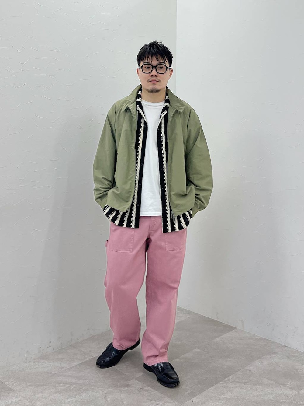 「オーバーサイズ、アウトドア、niko and ...、差し色コーデ、着痩せ・細見え、リラックス、休日コーデ、春コーデ、ゆったり、ストリート、ベーシック/シンプル、カジュアル」｜「niko and...の【NATOKii(ネイトゥーキー)】ナイロンドリズラージャケット（ナイロンジャケット、グリーン系）」を使った、ほりたくさん（メンズ・175cm）の春コーディネートの1枚目の写真