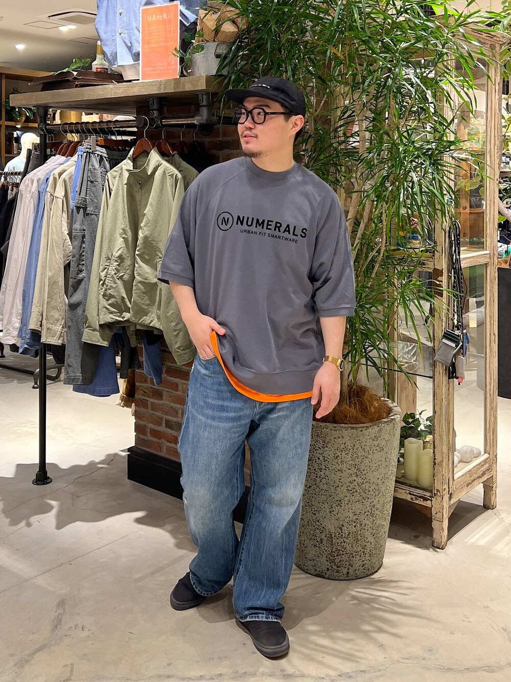 「差し色コーデ、着痩せ・細見え、リラックス、休日コーデ、春コーデ、ゆったり、ストリート、ベーシック/シンプル、カジュアル、オーバーサイズ、アウトドア、niko and ...」｜「niko and...の【niko and ...JEANS 2025SS】VINTAGEワイドデニム（デニムパンツ、ブルー系）」を使った、ほりたくさん（メンズ・175cm）の春コーディネートの1枚目の写真