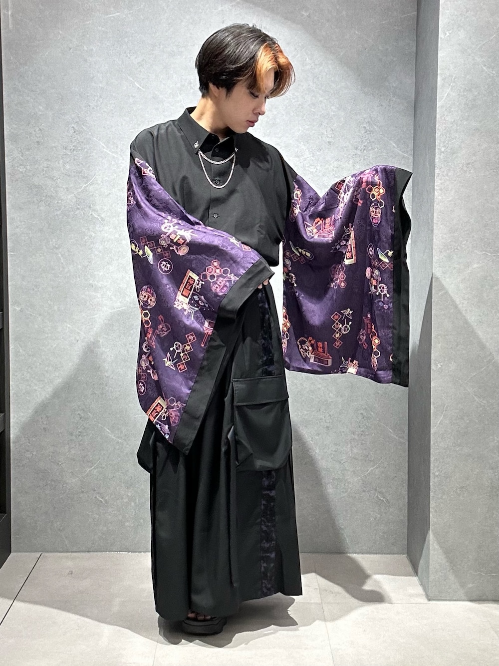 「袴パンツ、柄シャツ、ジェンダーレス、浴衣、カーゴパンツ、シンプルコーデ、夏コーデ、ブラックコーデ、REZEN、AXES-X、outfit、春夏コーデ、ワイドパンツ」｜「REZENの和ネオンプリント和袖シャツ（シャツ/ブラウス、ブラック系）」を使った、みちゅんさん（メンズ・162cm）の夏コーディネートの1枚目の写真