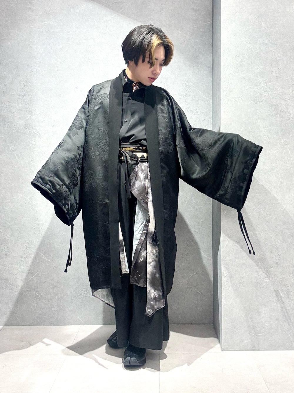「スニーカー、タビシューズ、春アウター、春コーデ、ブラックコーデ、柄パンツ、半袖シャツ、ラップスカート、AXES-X、REZEN、ジェンダーレス、和装、羽織り」｜「REZENのタッセル紐ジャガード羽織（その他アウター、ブラック系）」を使った、みちゅんさん（メンズ・162cm）の春コーディネートの1枚目の写真