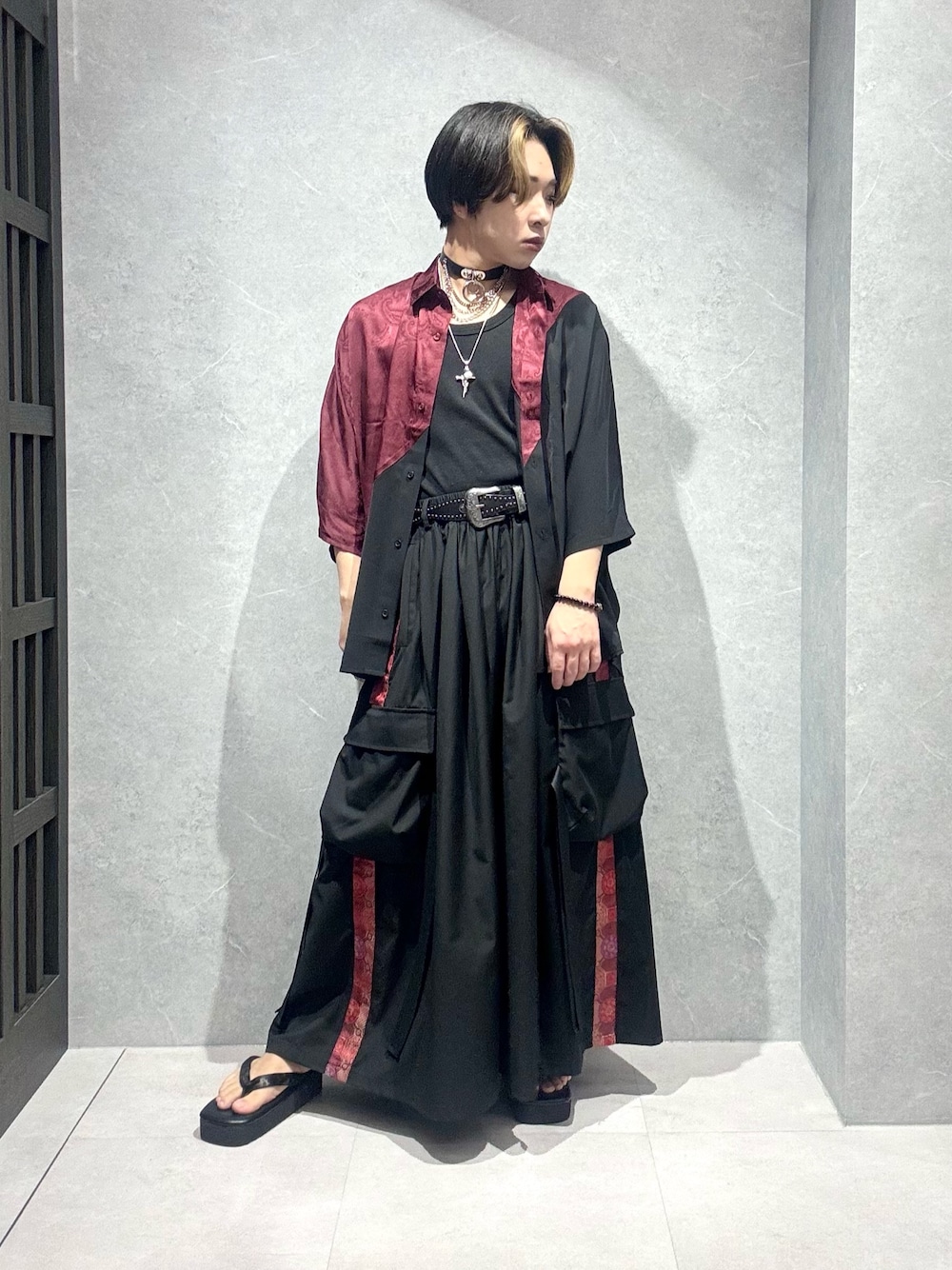 「カーゴパンツ、春夏コーデ、シンプルコーデ、AXES-X、REZEN、レイヤードスタイル、袴パンツ、バイカラー、ゆるコーデ、ジェンダーレス」｜「AXES-Xのバイアス切替ドルマンシャツ（シャツ/ブラウス、レッド系）」を使った、みちゅんさん（メンズ・162cm）の春コーディネートの1枚目の写真