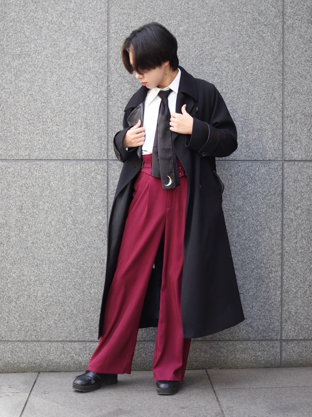 「冬コーデ、クリスマスに着たい服、レザー、冬アウター、コート、パンツスタイル、細見えコーデ、赤、ロングコート、adidas、axes femme POETIQUE、AXES-X、ジェンダーレス、モード」｜「AXES-Xのあしひきの山鳥の尾シャツ（シャツ/ブラウス、ホワイト系）」を使った、みちゅんさん（レディース・162cm）の冬コーディネートの1枚目の写真