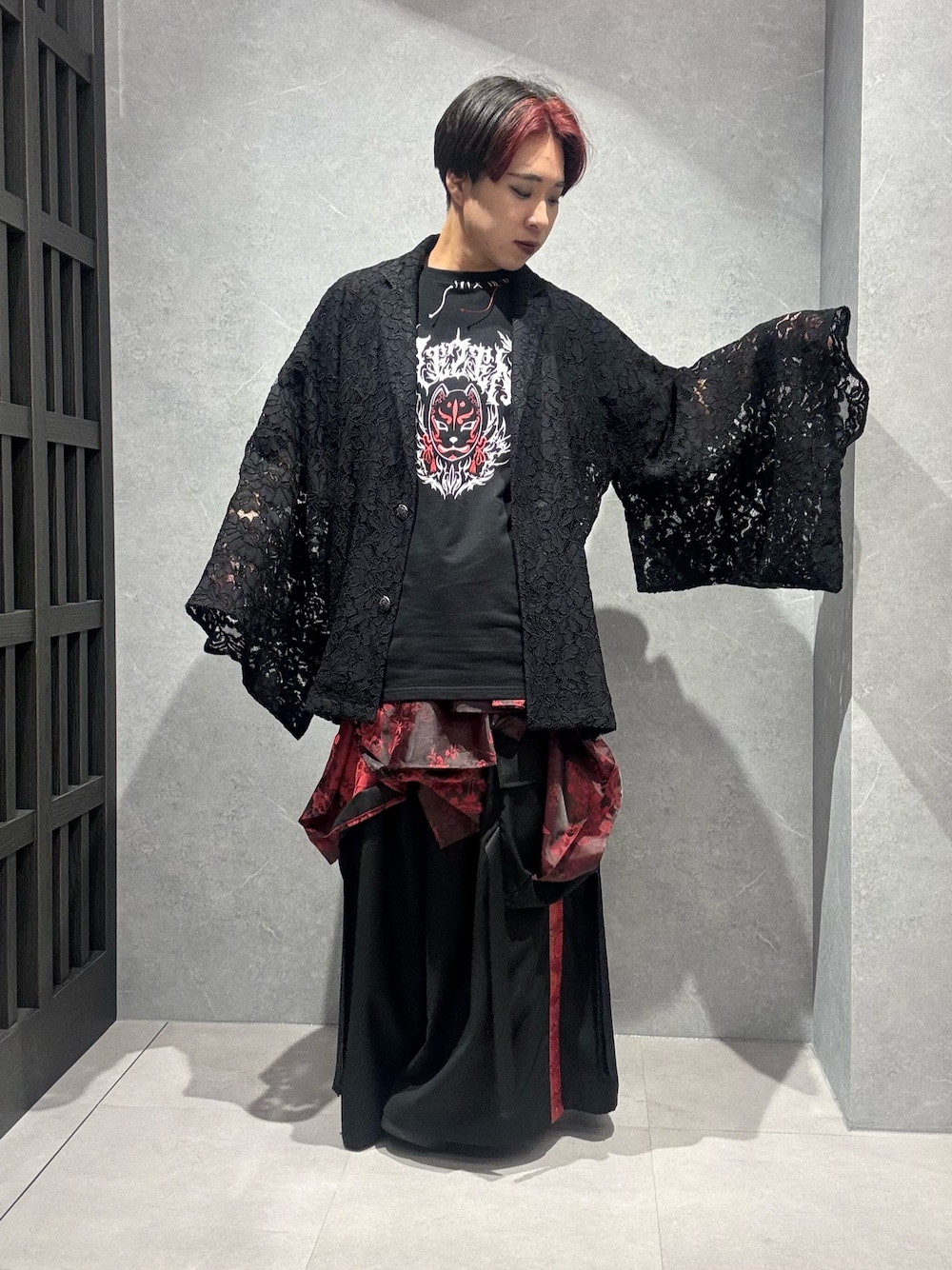 「アメカジ、Tシャツ、REZEN、春夏コーデ、ストリートコーデ、カーゴパンツ、ワイドパンツ、ジェンダーレス、柄シャツ、シャツスタイル、黒Tシャツ、レイヤードスタイル、腰巻きスタイル」｜「REZENの狐面ロゴプリント半袖Ｔシャツ（Tシャツ/カットソー、レッド系）」を使った、みちゅんさん（メンズ・162cm）の夏コーディネートの1枚目の写真