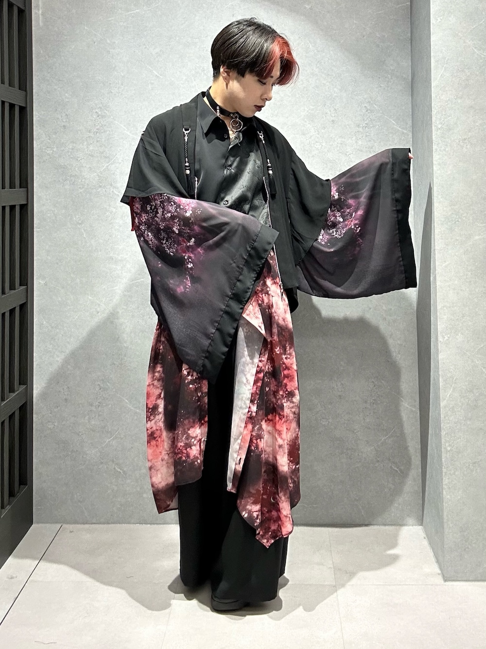 「柄シャツ、レイヤードスタイル、サンダル、AXES-X、REZEN、メンズファッション、休日コーデ、初夏コーデ、低身長男子、和装、ジェンダーレス、袴、袴パンツ」｜「REZENの金剛力士ケープ羽織（その他アウター、レッド系）」を使った、みちゅんさん（メンズ・162cm）の夏コーディネートの1枚目の写真