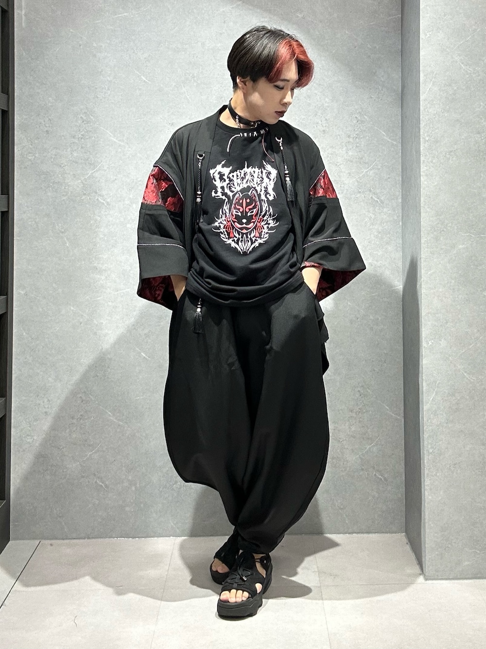 「サンダル、黒Tシャツ、ライブTシャツ、ボンタンパンツ、AXES-X、REZEN、半袖シャツ、夏服コーデ、ストリート、夏、シャツ、オールブラック、差し色」｜「REZENの狐面ロゴプリント半袖Ｔシャツ（Tシャツ/カットソー、レッド系）」を使った、みちゅんさん（メンズ・162cm）の夏コーディネートの1枚目の写真