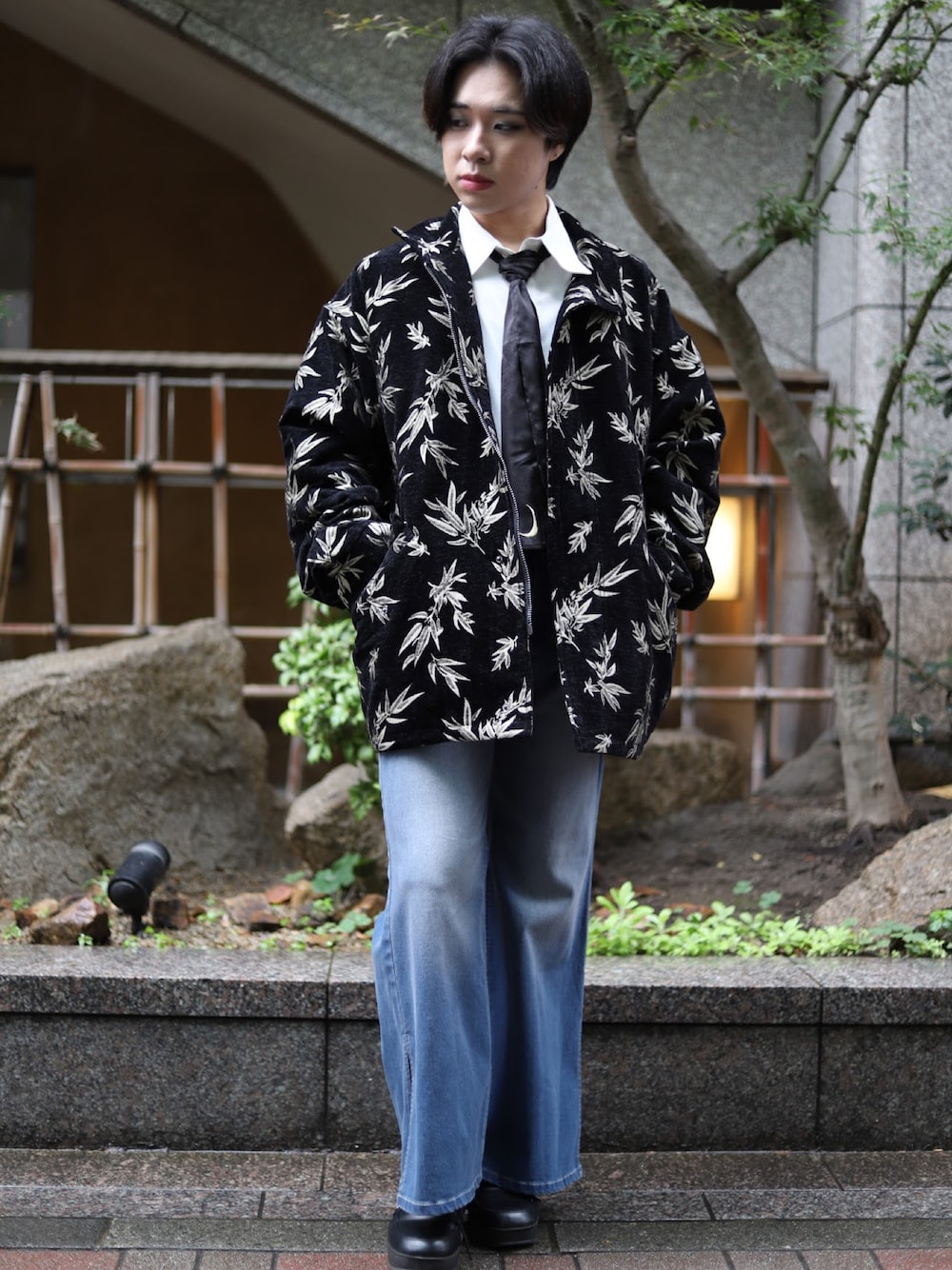 「冬アウター、最近のいい感じコーデ、ブルゾン、デニム、デニムパンツ、和柄、韓国ファッション、axes femme、AXES-X、メンズファッション、ジェンダーレス、ネクタイ」｜「AXES-Xの竹林ジャガードブルゾン（ブルゾン、ベージュ系）」を使った、みちゅんさん（メンズ・162cm）の冬コーディネートの1枚目の写真