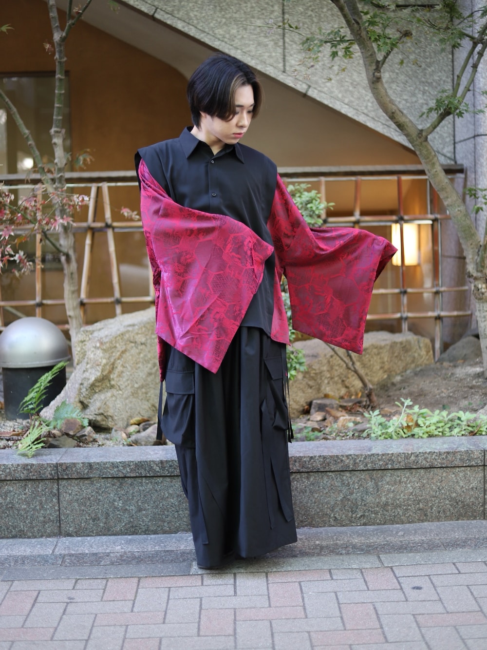「axes femme、パンツスタイル、ゆるコーデ、秋冬コーデ、20代、モード、和風、ジェンダーレス、袴パンツ、メンズファッション、春コーデ」｜「REZENの狩衣風切替和袖シャツ（シャツ/ブラウス、レッド系）」を使った、みちゅんさん（レディース・162cm）の冬コーディネートの1枚目の写真