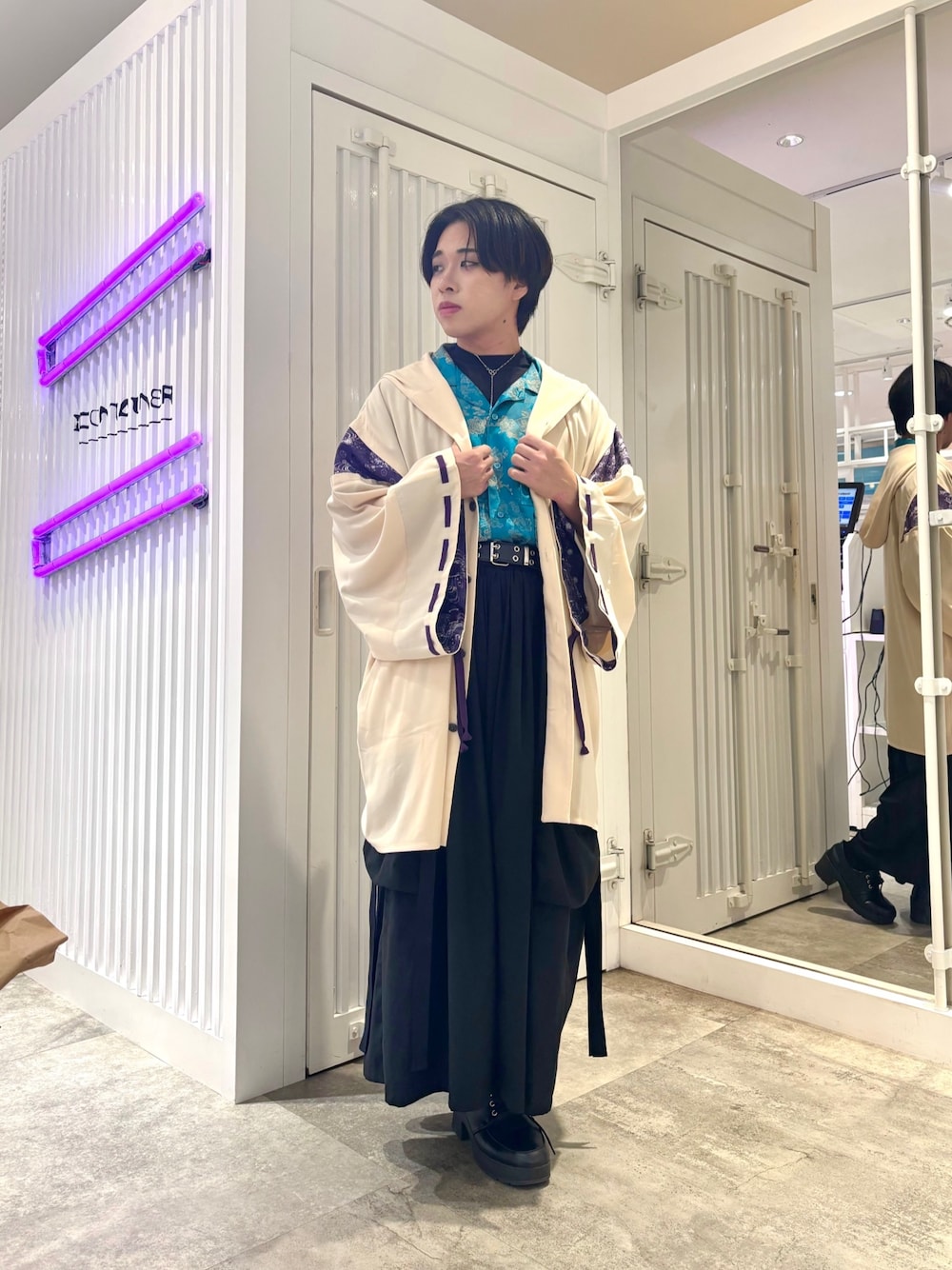 「レイヤードスタイル、おしゃ見えテクニック、秋コーデ、モード、axes femme、AXES-X、和モード、ジェンダーレス、ジェンダーレスコーデ、メンズコーデ、袴パンツ」｜「AXES-Xのパラシュート袴パンツ（その他パンツ、ブラック系）」を使った、みちゅんさん（メンズ・162cm）の秋コーディネートの1枚目の写真