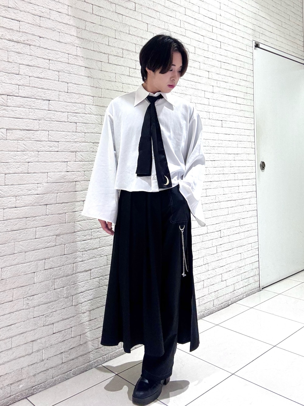 「最近のいい感じコーデ、サブカル、ネクタイ、巻きスカート、axes femme、axes femme POETIQUE、AXES-X、ジェンダーレス、メンズファッション、和洋折衷」｜「axes femme POETIQUEのガーターリング付パンツ（その他パンツ、ブラック系）」を使った、みちゅんさん（メンズ・162cm）の冬コーディネートの1枚目の写真