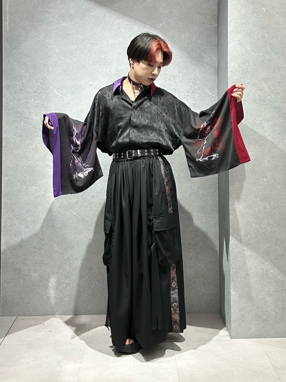 「柄シャツ、サンダル、シャツスタイル、夏コーデ、AXES-X、REZEN、夏服コーデ、ジェンダーレス、和風、和装、袴パンツ、袴」｜「REZENの金剛力士ケープ羽織（その他アウター、ブラック系）」を使った、みちゅんさん（メンズ・162cm）の夏コーディネートの1枚目の写真