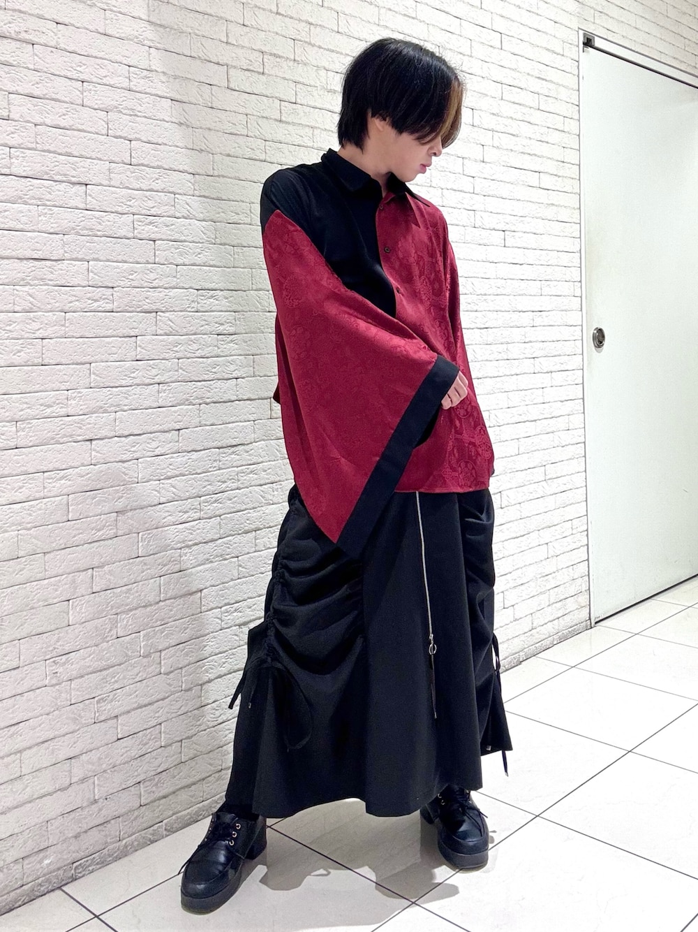 「レッド、メンズスカート、axes femme、AXES-X、ジェンダーレス、バイカラー、和服、着物、和モード、シャツコーデ、シャツスタイル」｜「AXES-Xの配色ジャガード和袖シャツ（シャツ/ブラウス、レッド系）」を使った、みちゅんさん（レディース・162cm）の冬コーディネートの1枚目の写真