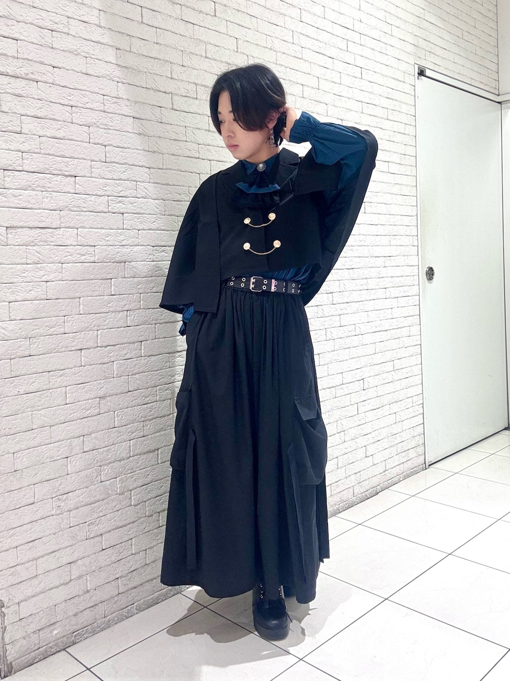 「袴パンツ、最近のいい感じコーデ、冬コーデ、きれいめカジュアル、モード、axes femme、AXES-X、和洋折衷、ケープ、ジェンダーレス、メンズファッション」｜「AXES-Xのパラシュート袴パンツ（その他パンツ、ブラック系）」を使った、みちゅんさん（メンズ・162cm）の秋コーディネートの1枚目の写真