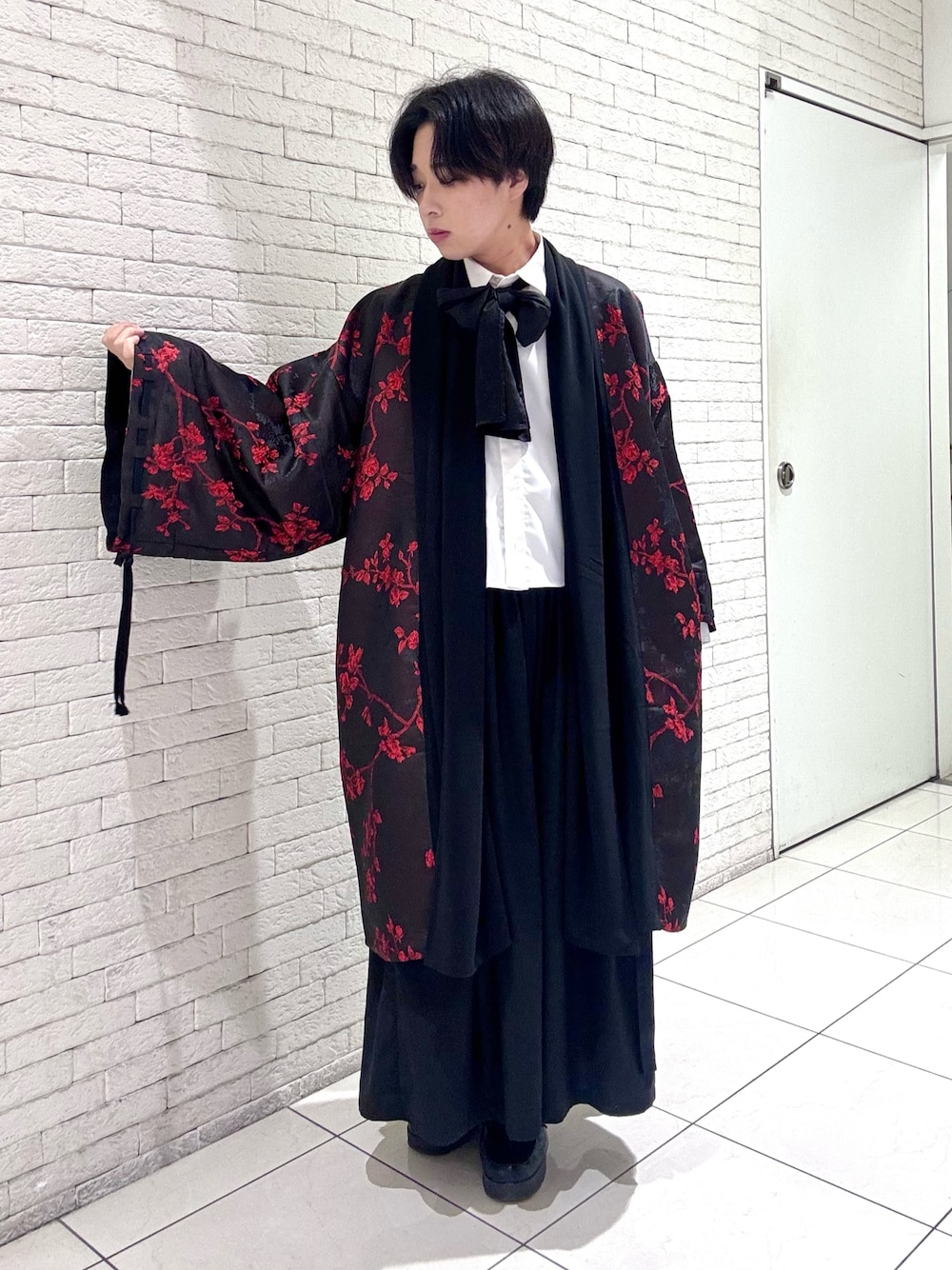 「ロングコート、カーゴパンツ、冬コーデ、axes femme、AXES-X、和柄、モード、和モード、メンズファッション、ジェンダーレス、ユニセックス、袴パンツ」｜「AXES-Xのパラシュート袴パンツ（その他パンツ、ブラック系）」を使った、みちゅんさん（メンズ・162cm）の秋コーディネートの1枚目の写真