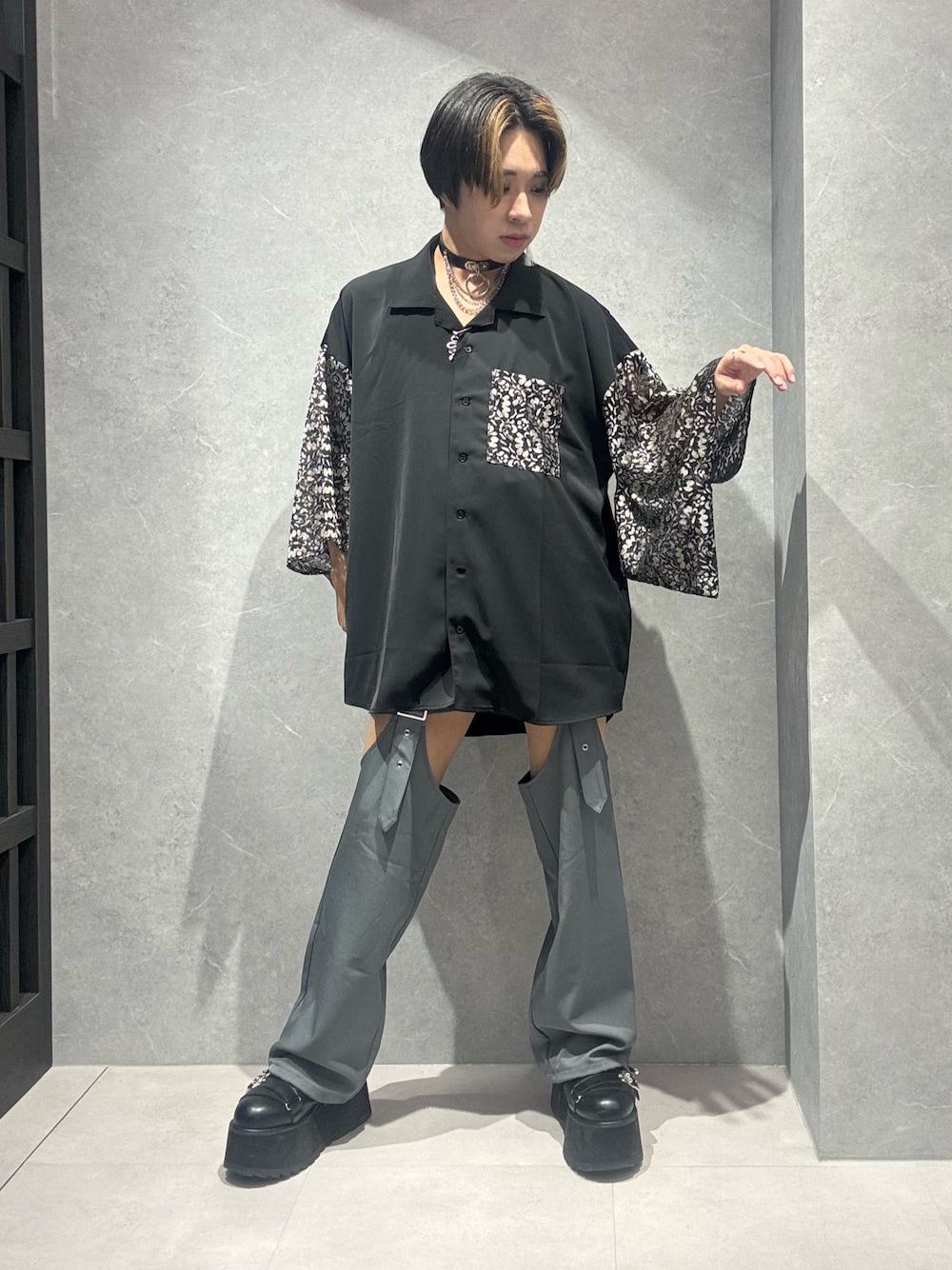 「サブカル、サブカル地雷、カットアウト、韓国ファッション、カーゴパンツ、レースシャツ、休日スタイル、モノトーン、淡色コーデ、axes femme POETIQUE、REZEN、春、春夏コーデ、ジェンダーレス、和装」｜「REZENのレース切替和袖シャツ（シャツ/ブラウス、グレー系）」を使った、みちゅんさん（メンズ・162cm）の春コーディネートの1枚目の写真