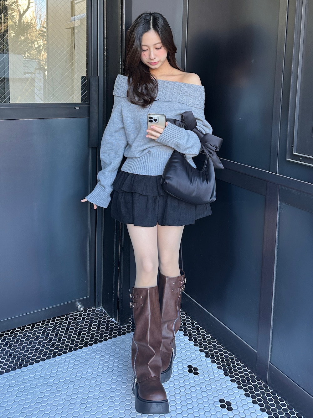 「冬、休日スタイル、冬服コーデ、ootd、ニットコーデ、シンプル」｜「anyonemoreのティアードコーデュロイミニスカート（スカート、ブラック系）」を使った、KAANAさん（レディース・154cm）の冬コーディネートの1枚目の写真