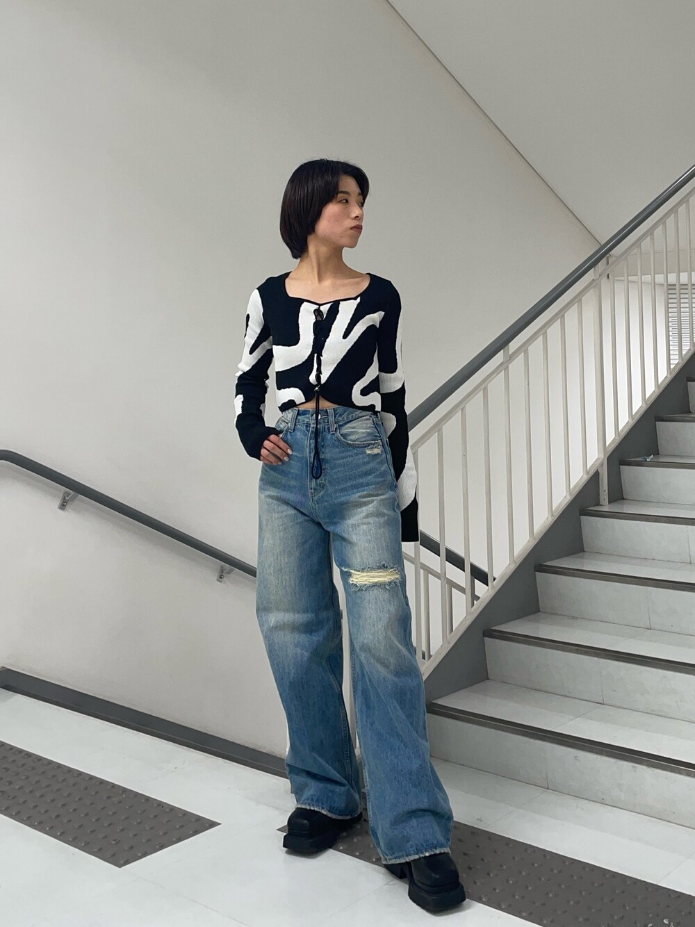 その他のニット/セーター、ブルー系のデニムパンツ、ブラック系のブーツを着用したレディースの春コーディネートの1枚目の写真