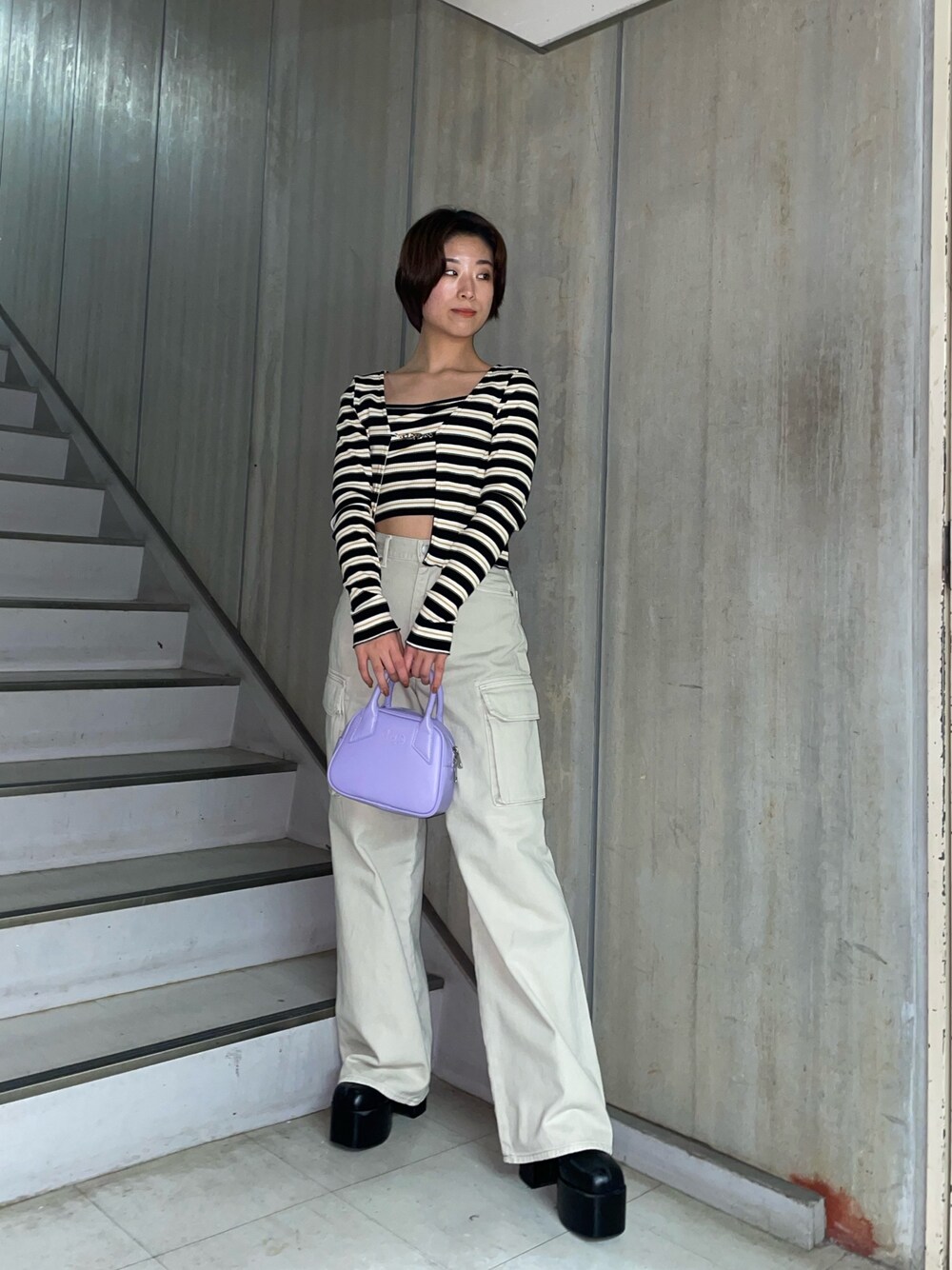 その他のTシャツ/カットソー、ホワイト系のデニムパンツ、パープル系のハンドバッグを着用したレディースの春コーディネートの1枚目の写真