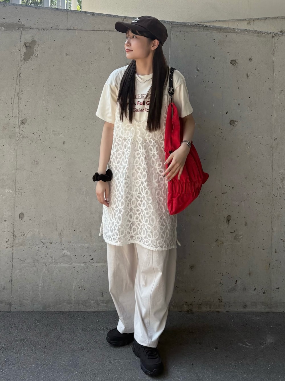 ホワイト系のTシャツ/カットソー、レッド系のトートバッグ、ホワイト系のワンピースを着用したレディースの夏コーディネートの1枚目の写真