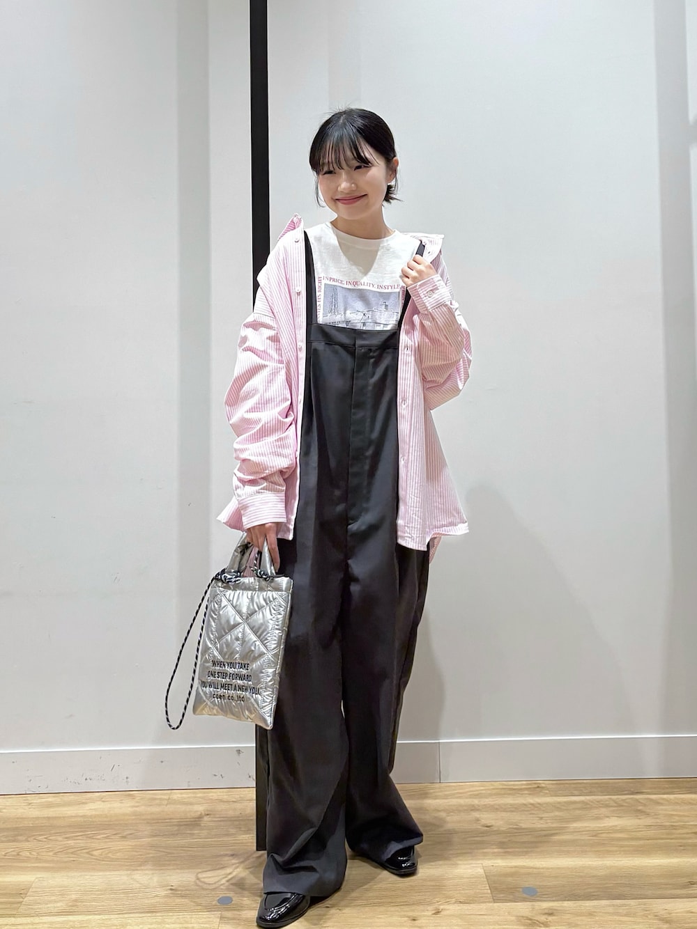 「ロンT、シャツスタイル、春服コーデ、お出かけコーデ、大人カジュアルコーデ、シャツ/ブラウス、ピンクシャツ、ストライプシャツ、オールインワン、ローファー、春コーデ、プリントT、オーバーサイズ、きれいめカジュアル、オーバーオール」｜「PENNEYSのPenneys（ぺニーズ）別注フォトプリントロングスリーブＴシャツ（Tシャツ/カットソー、その他）」を使った、ユウカさん（レディース・158cm）の春コーディネートの1枚目の写真