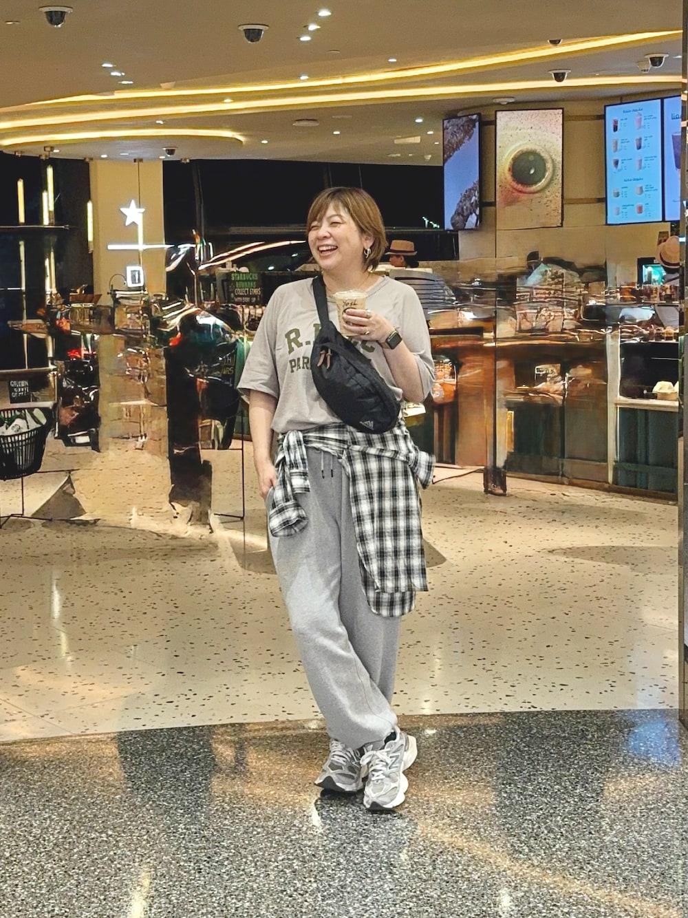 「レイヤードスタイル、大人かわいい、楽チンコーデ、夏コーデ、大人コーデ、旅行、旅行コーデ、旅行スタイル、旅行中、旅行style、Tシャツ、Tシャツコーデ、tシャツ、40代ファッション、40代」｜「RIVE DROITEの【Yossshiiii企画/即完売につき再販売/新色追加】R.D.S.CロゴTe（Tシャツ/カットソー、ブラウン系）」を使った、yosshiiiiiiさん（骨格ストレート・レディース・165cm）の夏コーディネートの1枚目の写真