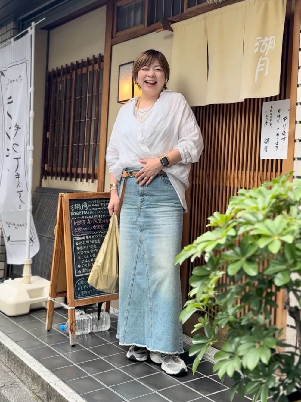 「デニム、デニムスカート、40代ファッション、40代女性、40代コーデ、骨格ストレート」｜「RIVE DROITEの【MONN.:.(モン)】LOOSE DENIM SKIRT（デニムスカート、ブルー系）」を使った、yosshiiiiiiさん（骨格ストレート・レディース・165cm）の春コーディネートの1枚目の写真