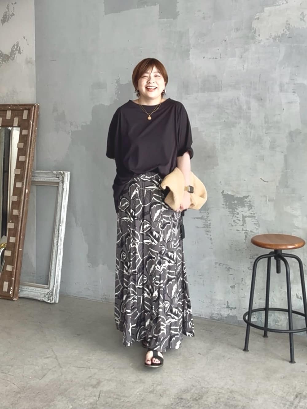 「柄スカート、夏コーデ、夏服、夏ファッション、カットソー、40代ファッション、40代女性、40代コーデ、骨格ストレート」｜「RIVE DROITEの【着心地抜群】ポンチョカットソー（Tシャツ/カットソー、ブラック系）」を使った、yosshiiiiiiさん（骨格ストレート・レディース・165cm）の夏コーディネートの1枚目の写真