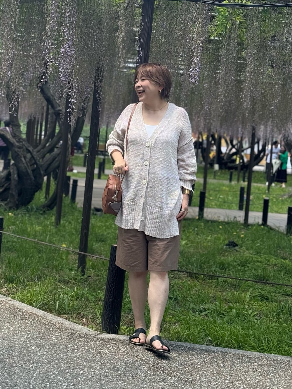 「カーディガンコーデ、カーディガン、ショートパンツ、ショートヘア、骨格ストレート、40代ファッション、40代女性、40代コーデ、夏コーデ」｜「RIVE DROITEの【名品リバイバル/手洗い可】NEWサイドスリットカーデ（カーディガン/ボレロ、ベージュ系）」を使った、yosshiiiiiiさん（骨格ストレート・レディース・165cm）の春コーディネートの1枚目の写真