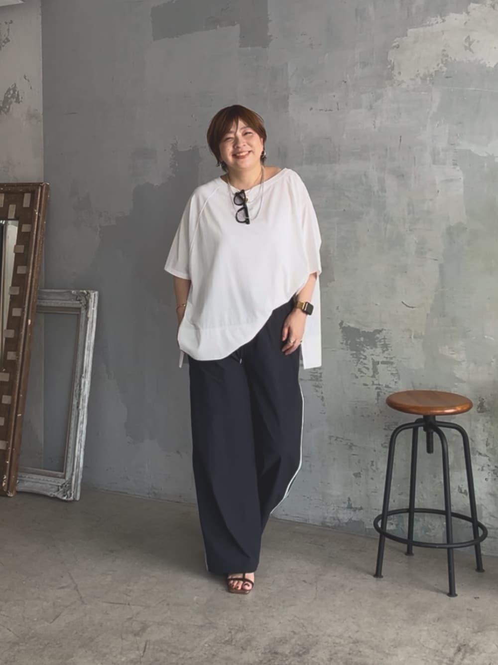 「サンダル、白Tシャツ、モノトーン、夏コーデ、モノトーンコーデ、大人コーデ、夏服コーデ、初夏コーデ、Tシャツ/カットソー、トップス、40代ファッション、40代女性、40代コーデ、骨格ストレート、オーバーサイズ」｜「RIVE DROITEの予約【着心地抜群】ポンチョカットソー（Tシャツ/カットソー、ホワイト系）」を使った、yosshiiiiiiさん（骨格ストレート・レディース・165cm）の夏コーディネートの1枚目の写真