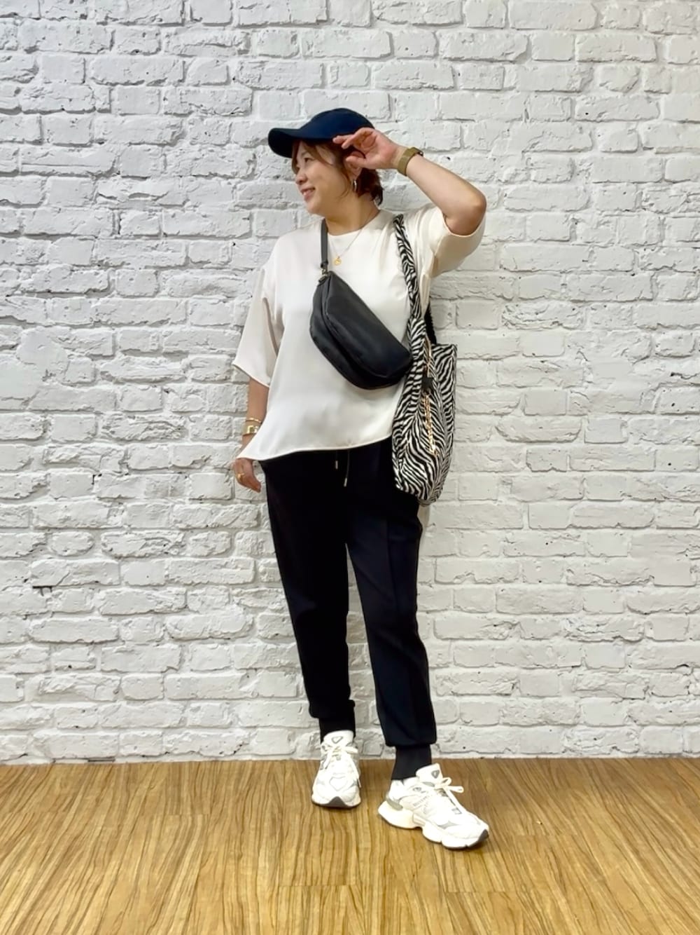 ブラック系のその他パンツ、ホワイト系のシャツ/ブラウス、ブラック系のトートバッグを着用したレディースの秋コーディネートの1枚目の写真