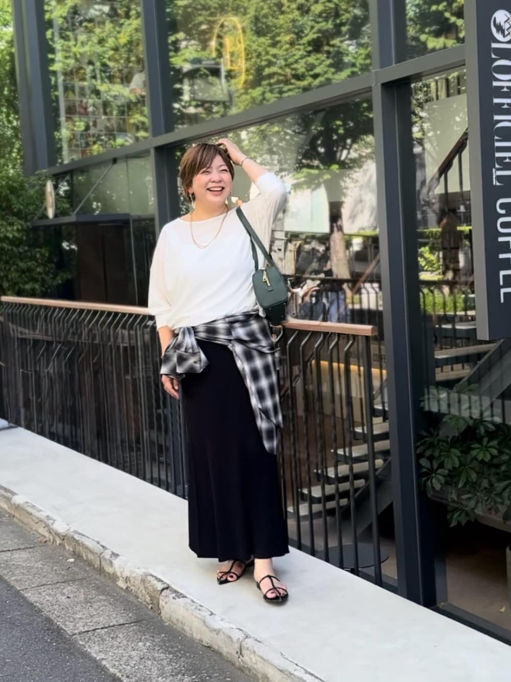 「夏服コーデ、ゆるコーデ、涼しいコーデ、ラフコーデ、シンプルスタイル、夏服、夏コーデ、骨格ストレート、高身長女子、高身長コーデ、高身長コーディネート、40代ファッション、40代女性、40代コーデ、ひんやり素材」｜「RIVE DROITEのリブ付きジョーゼットドルマンブラウス（シャツ/ブラウス、ホワイト系）」を使った、yosshiiiiiiさん（レディース・165cm）の夏コーディネートの1枚目の写真