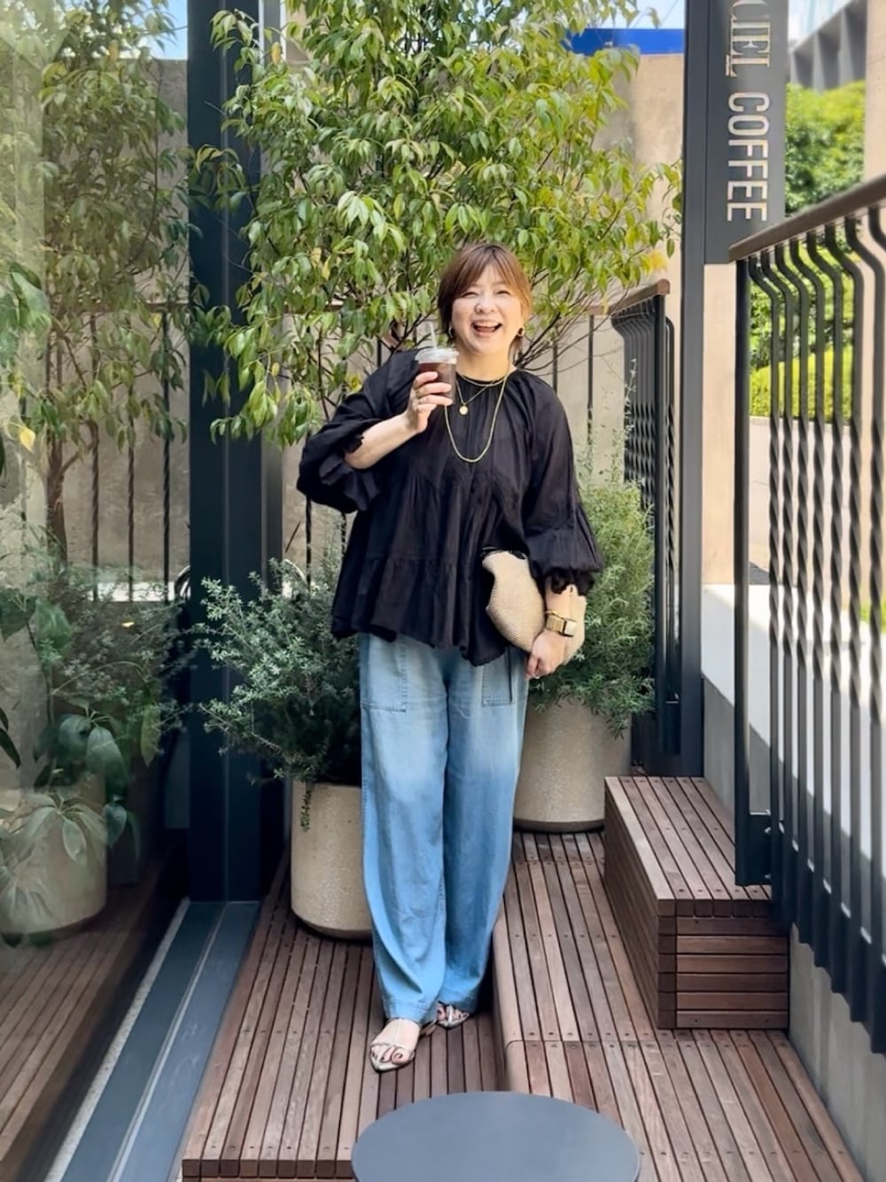 「レイヤードスタイル、大人かわいい、楽チンコーデ、夏コーデ、シンプル、大人コーデ、夏服コーデ、初夏コーデ、ブラウスコーデ、リラックススタイル、夏服、デニム、デニムパンツ、レース、レーストップス」｜「RIVE DROITEの【シーズンムードを高める】コットンボイルレースブラウス（シャツ/ブラウス、ブラック系）」を使った、yosshiiiiiiさん（骨格ストレート・レディース・165cm）の夏コーディネートの1枚目の写真