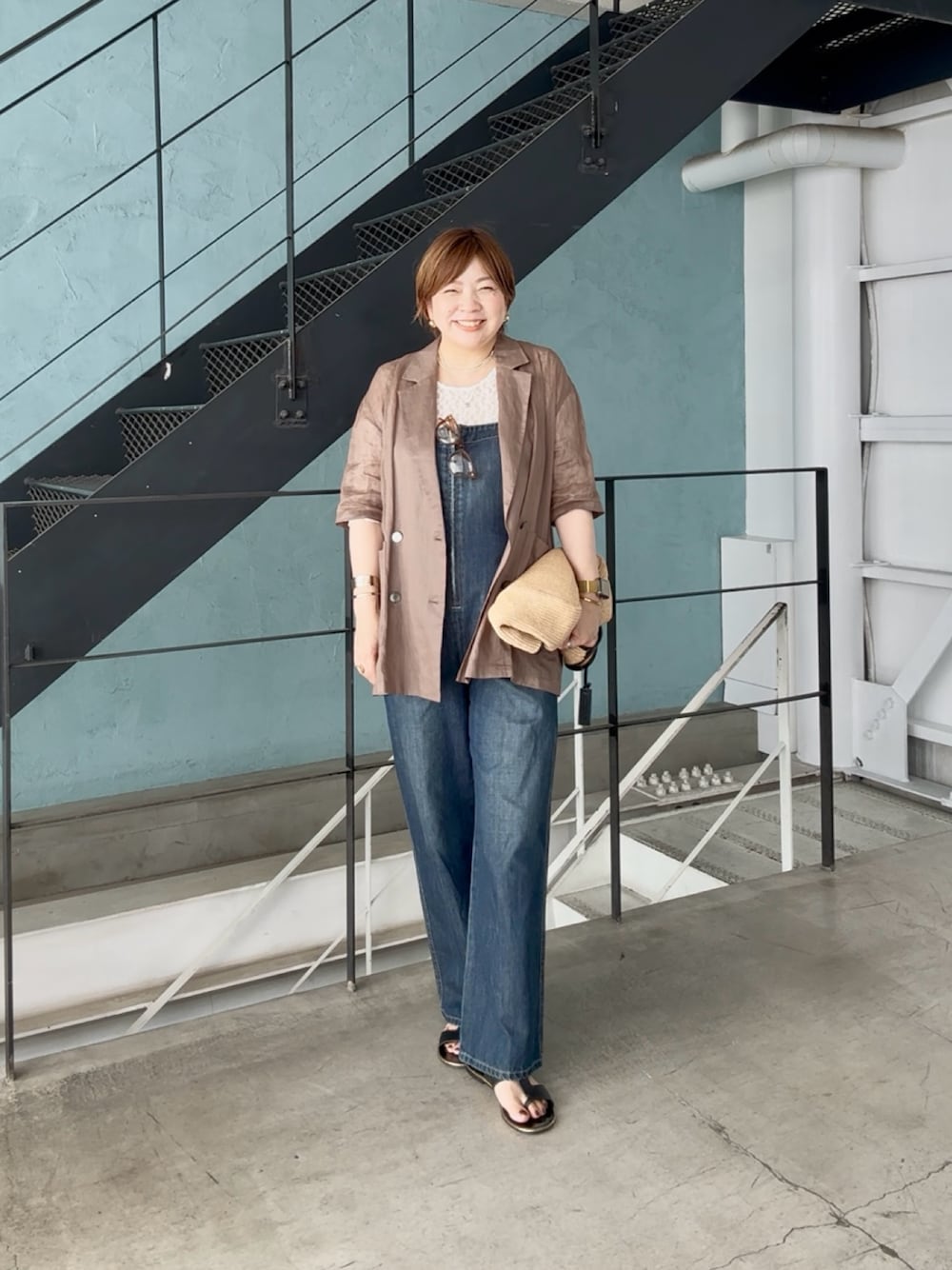 「夏コーデ、大人かわいい、高身長コーデ、夏ファッション、キレイめカジュアル、40代ファッション、40代女性、40代コーデ、40代、骨格ストレート、オーバーオール、サロペットコーデ、サロペット、サロペットデニム、ジャケット」｜「RIVE DROITEの予約【着るだけで様になる】デニムサロペット（サロペット/オーバーオール、ブルー系）」を使った、yosshiiiiiiさん（骨格ストレート・レディース・165cm）の春コーディネートの1枚目の写真