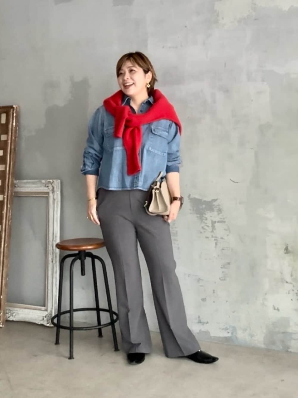 レッド系のカーディガン/ボレロ、グレー系のその他パンツを着用したレディースの秋コーディネートの1枚目の写真