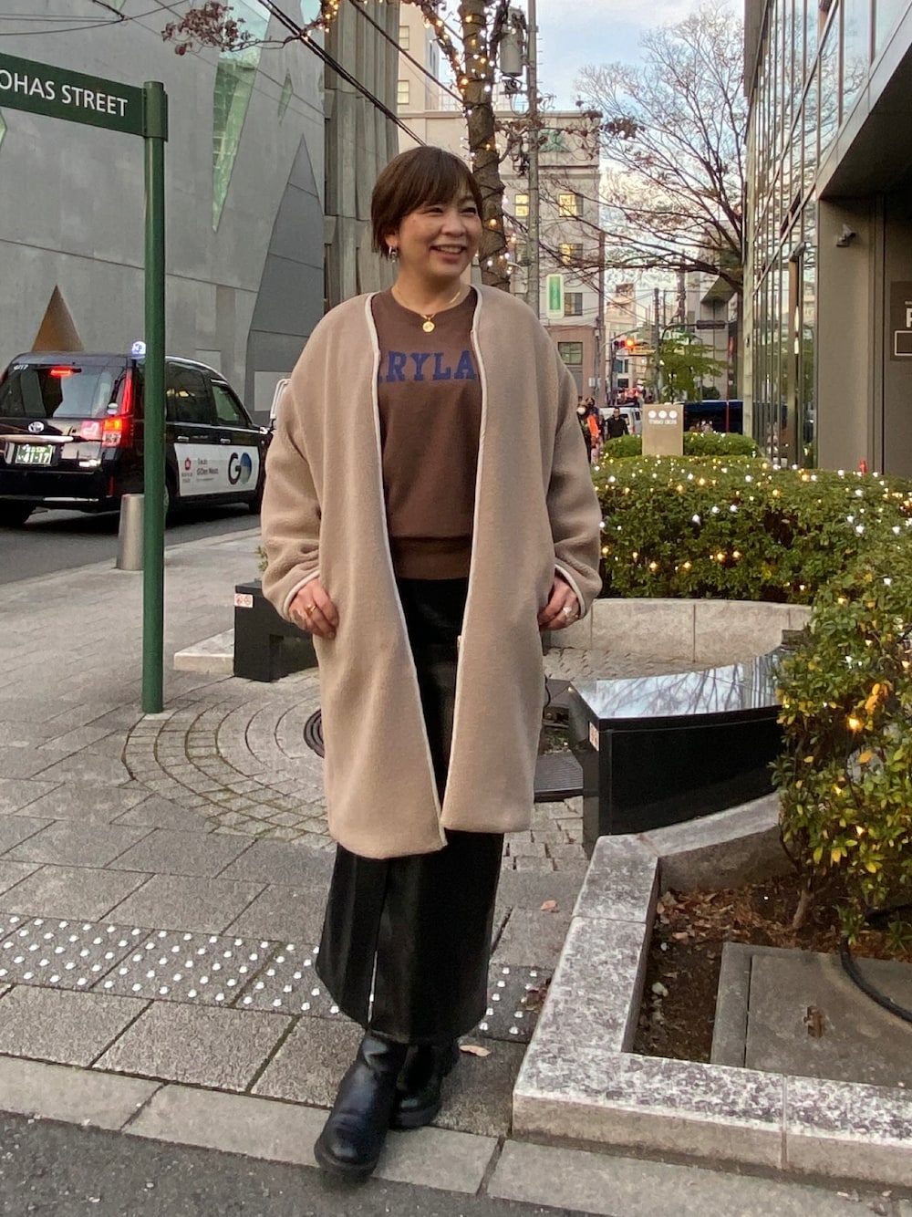「服とコスメでなりたい自分に、大人カジュアル、秋冬コーデ、冬のコーデ、おしゃれさんと繋がりたい、クリスマスに着たい服、冬アウター、シンプル、大人かわいい、休日コーデ、ブーツ、ボア、ボアコート、RIVEDROITE、リブドロワ」｜「RIVE DROITEの予約【セットフェア対象】ロゴスエット（スウェット、ブラウン系）」を使った、yosshiiiiiiさん（骨格ストレート・レディース・165cm）の冬コーディネートの1枚目の写真